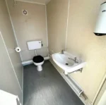 Sanitärcontainer 6 m × 2,4 m – 5 Separate Kabinen – WC & Waschbecken – Bild 7