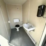 Sanitärcontainer 6 m × 2,4 m – 5 Separate Kabinen – WC & Waschbecken – Bild 8